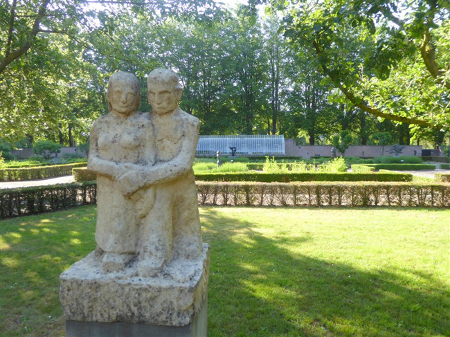 Hildo Krops paar in Beeldenpark De Havixhorst.
              <br/>
              Davide Knap, 2020